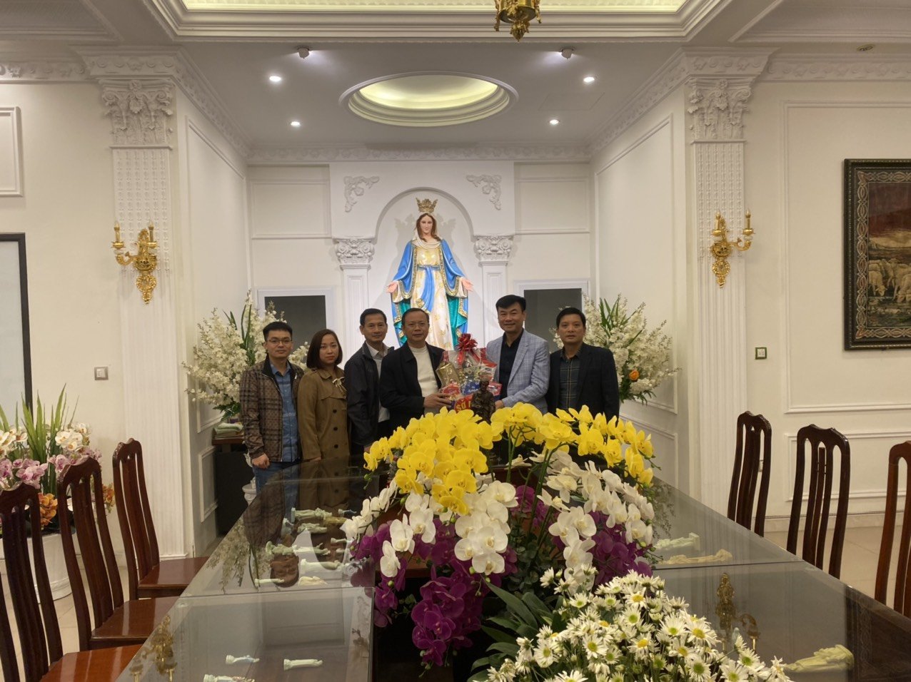 Sở Nội vụ tỉnh Hà Nam thăm, tặng quà một số chức sắc, chức việc tiêu biểu đạo Công giáo, Tin lành nhân dịp lễ Giáng sinh năm 2022