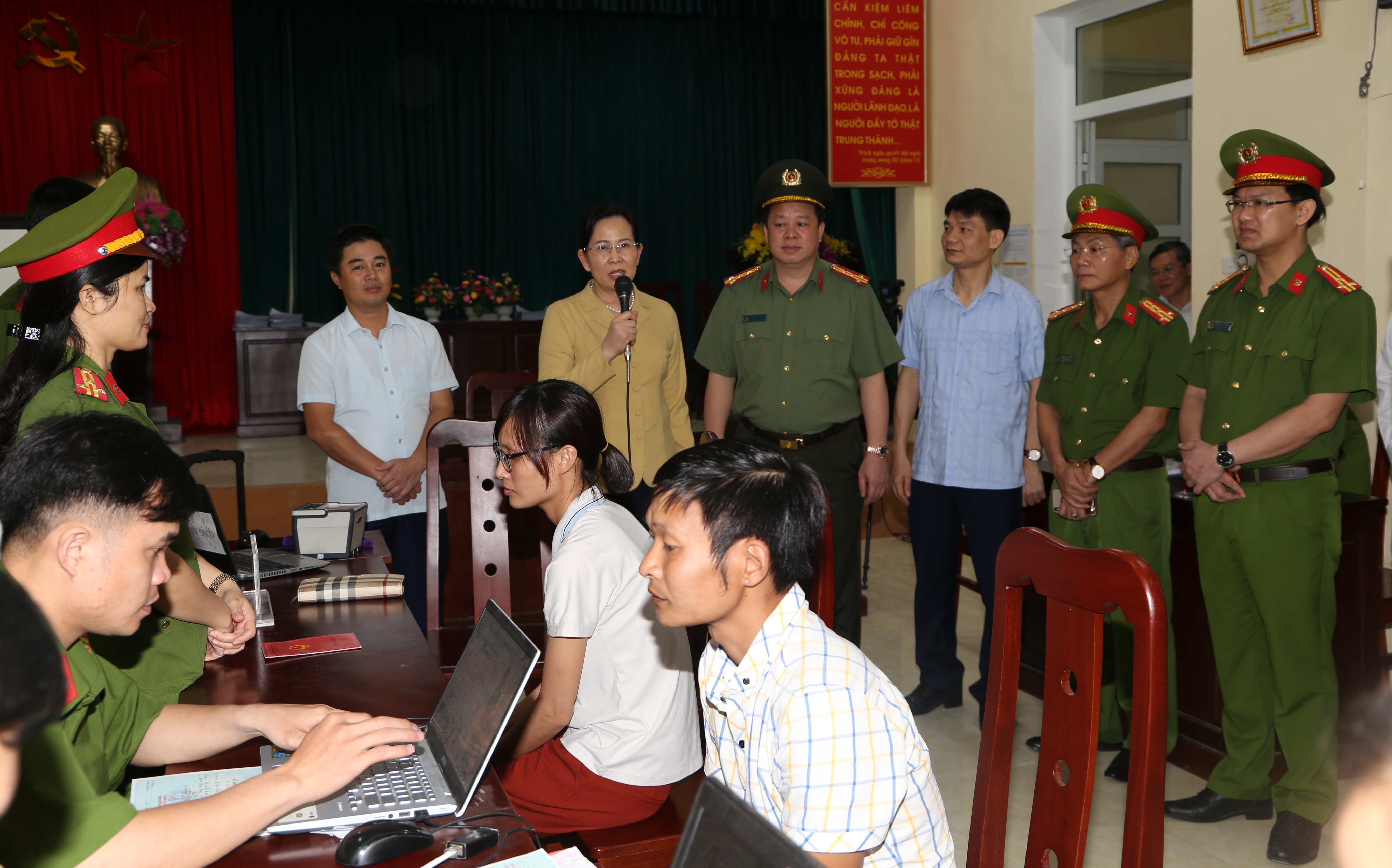 Đồng chí Lê Thị Thủy - Ủy viên BCH Trung ương Đảng, Bí thư Tỉnh ủy Hà Nam và Đoàn công tác kiểm tra, động viên CBCS tổ công tác lưu động cấp thẻ căn cước công dân.jpg